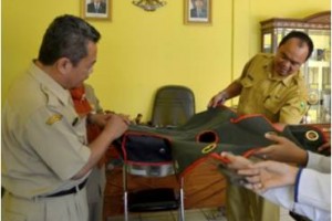 Kadis BPLHD saat melihat celana kuda hasil karya mahasiswa STIKKU.